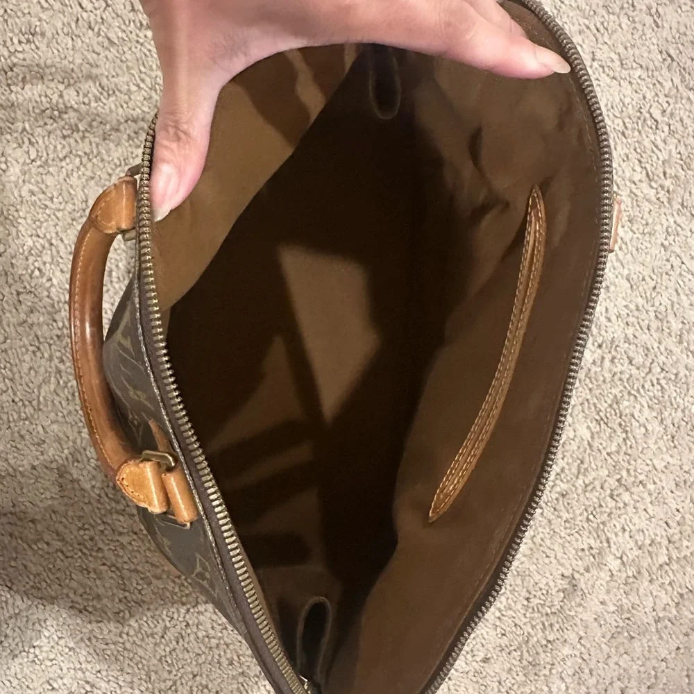 “ Pre-Loved” Authentic Louis Vuitton Monogram AlmaBag